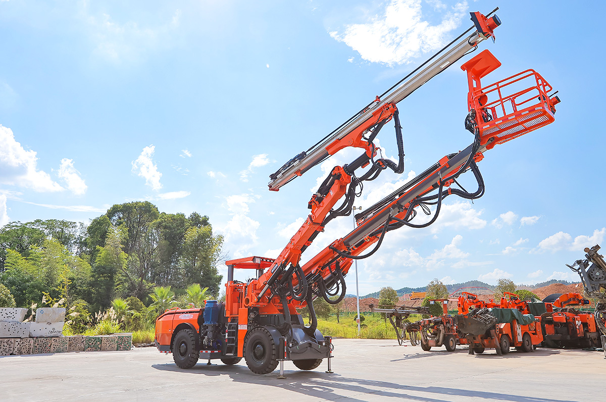 雙臂（液壓）鑿巖臺(tái)車
